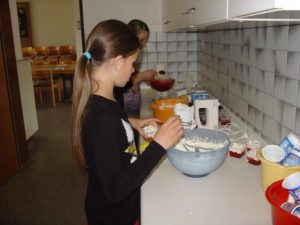 Kinder-Kochkurs, Hannah und Darja füllen den Nachtisch in Dessertschälchen