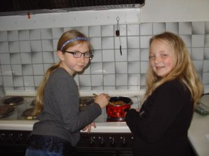 Kinder-Kochkurs, Magdalena und Alina rösten Sonnenblumenkerne