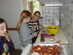 Kinder-Kockurs, Sophia und Charlotte schneiden Kartoffeln