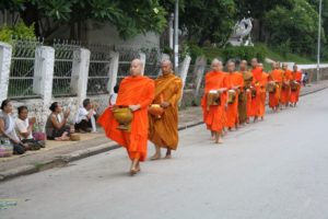 Buddhistische Mönche beim morgendlichen Almosengang inLaos