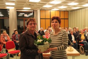 Die 1. Ansprechpartnerin Inge Dietrich überreicht Tatjana Kröger einen Blumengruß