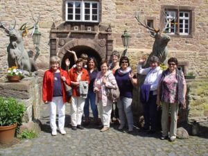 Sachsenhäuser Landfrauen vor Schloss Hirschgarten in Nassenerfurth 25.05.2019